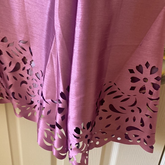 Woman’s dress size 16 with lace cut sleeves and front hem. - Picture 3 of 4